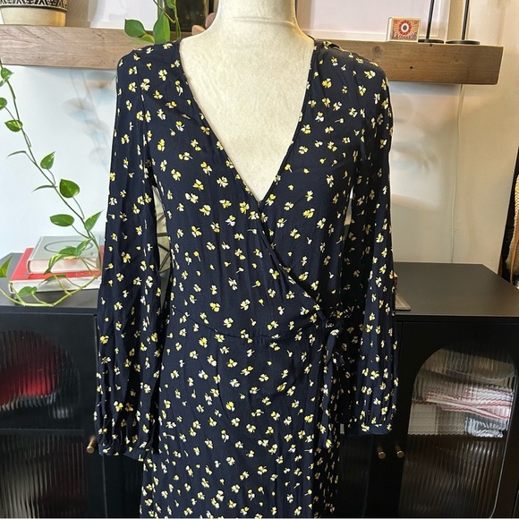 H&M Patterned Wrap-Front Dress - Picture 4 of 9